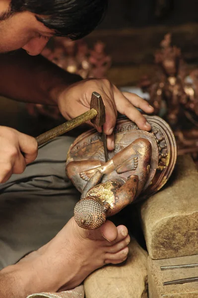 Bhaktapur Nepal August 2010 Craft Man His Workshop Carving Bronze — 图库照片