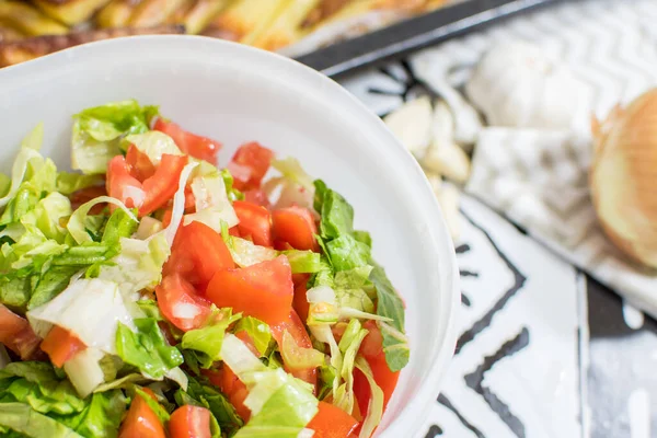 Nahaufnahme Eines Frischen Salats Mit Tomaten Und Salat Einer Schüssel — Stockfoto