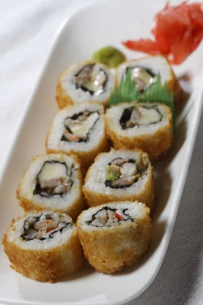 Sushi Dürümleri Zencefil Wasabi Tabakta — Stok fotoğraf