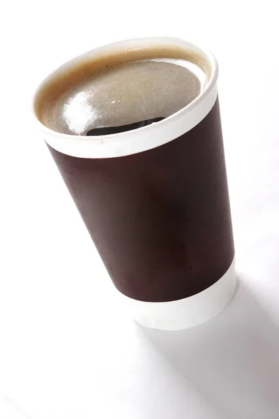 Zbliżenie Ujęcie Czarnej Kawy Papierowym Kubku Białym Tle — Zdjęcie stockowe