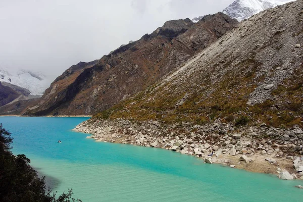 Paronovo Jezero Obklopeno Zasněženými Útesy Zachycenými Během Dne Peru — Stock fotografie