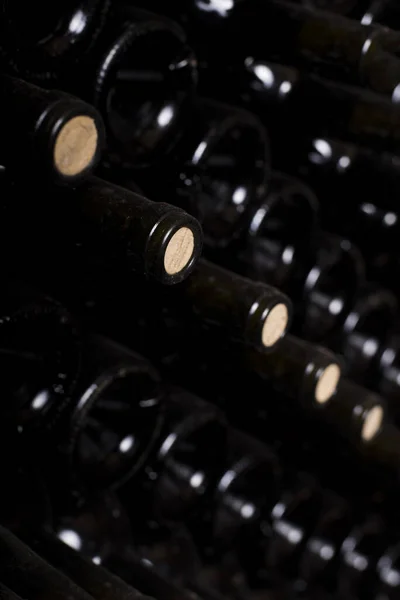 Tiro Foco Raso Garrafas Vinho Esteticamente Organizado — Fotografia de Stock
