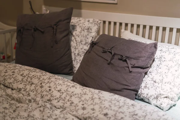ベッドの上の枕のクローズアップショット — ストック写真