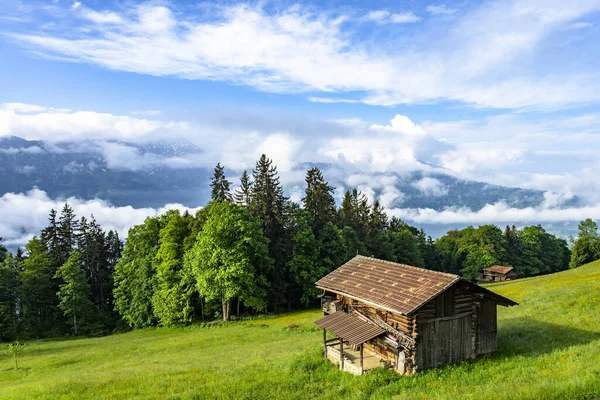 Afbeelding Toont Een Hut Berghelling Met Uitzicht Een Vallei Gevuld — Stockfoto