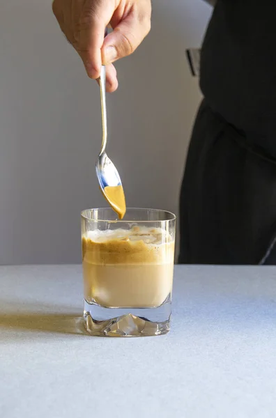 Colpo Verticale Una Persona Che Mescola Caffè Con Cucchiaio Una — Foto Stock