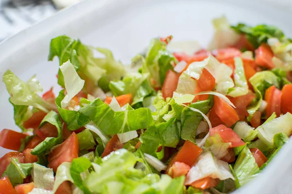 トマトとレタスと新鮮なサラダのクローズアップショット — ストック写真
