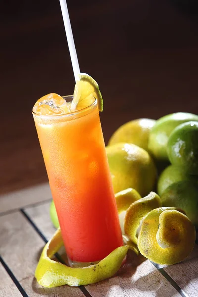 Ein Vertikaler Schuss Tequila Sunrise Cocktail Hohen Glas Mit Stroh — Stockfoto