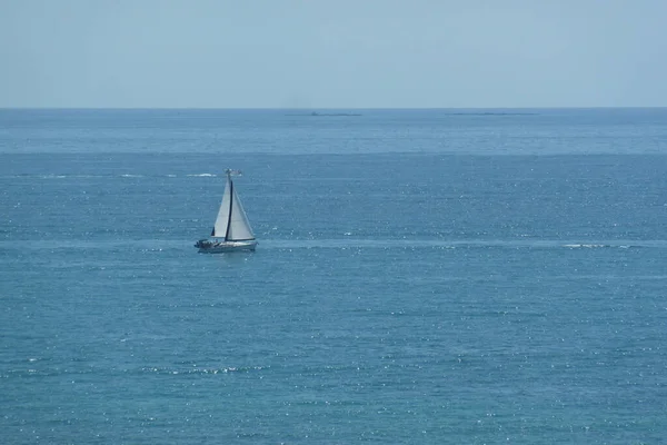 蓝天下蓝色海面上一艘帆船的航拍 — 图库照片