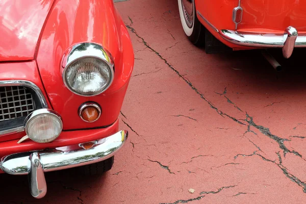 Крупный План Красных Винтажных Автомобилей Детали Красных Старых Автомобилей — стоковое фото