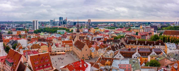 Luftaufnahme Der Altstadt Von Tallinn Mit Orangefarbenen Dächern Kirchtürmen Und — Stockfoto