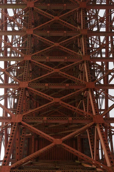 Uno Scatto Verticale Della Struttura Metallica Del Golden Gate Bridge — Foto Stock