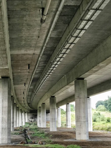 Las Columnas Hormigón Del Paso Elevado —  Fotos de Stock