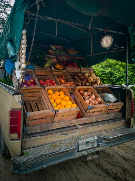 Disparo Vertical Maletero Abierto Transformado Una Tienda Campaña Vendiendo Frutas —  Fotos de Stock