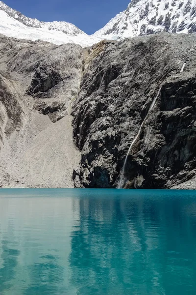 Hermoso Plano Paisaje Rocoso Con Lago Cerca Montaña Huascaran Perú — Foto de Stock