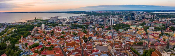 Luftaufnahme Der Altstadt Von Tallinn Mit Orangefarbenen Dächern Kirchtürmen Und — Stockfoto