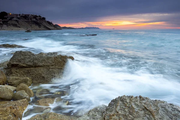 Морской Пейзаж Окруженный Скалами Время Заката Вечером — стоковое фото