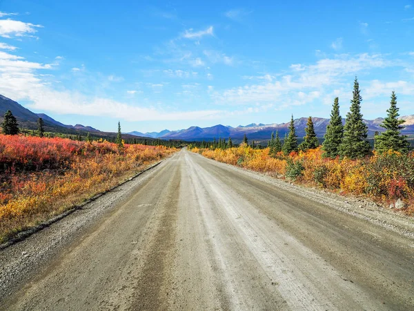 Uma Bela Paisagem Caminho Cercado Por Altas Montanhas Rochosas Sob — Fotografia de Stock