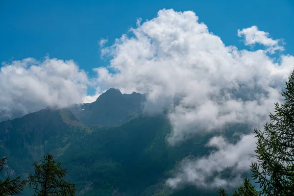 Красивый Снимок Облаков Горах Природном Парке Валь Тронча Италия — стоковое фото