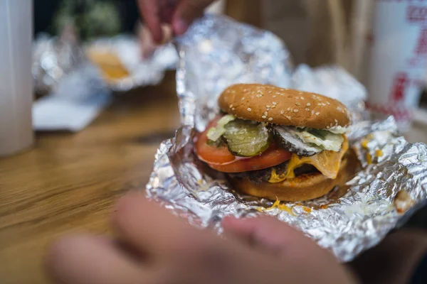 Primer Plano Una Hamburguesa Llena Salsa Carne —  Fotos de Stock