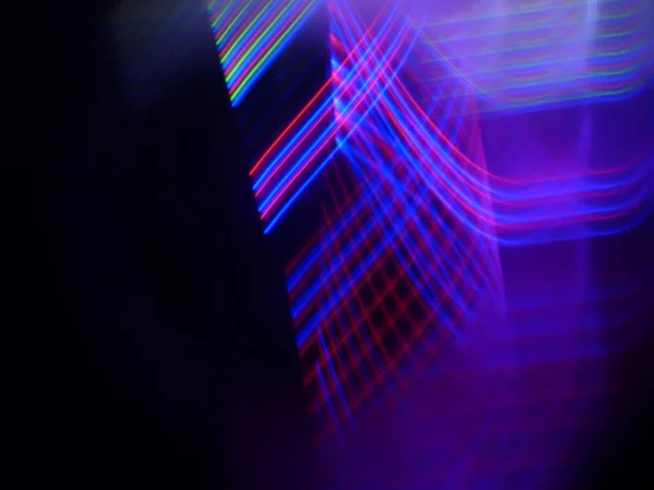 黒い背景に明るい糸のスライドと曲げフォームを持つ抽象的な背景 — ストック写真