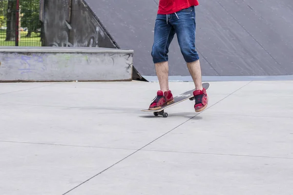 도시에서 소년이 스케이트보드를 장면이 희미하게 띄었다 — 스톡 사진