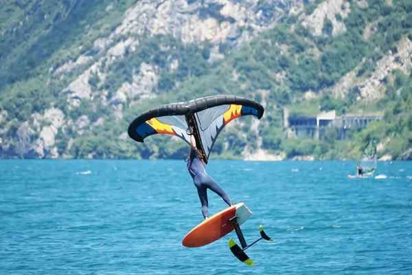 Talya Garda Gölü Nde Şişme Kanat Kullanan Bir Erkek — Stok fotoğraf
