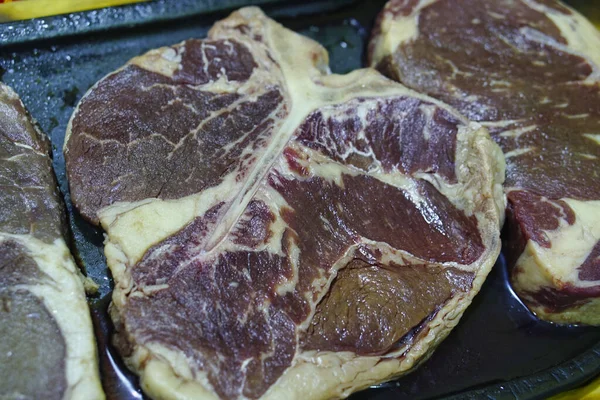 Detailní Záběr Syrových Steaků Bone Talíři — Stock fotografie