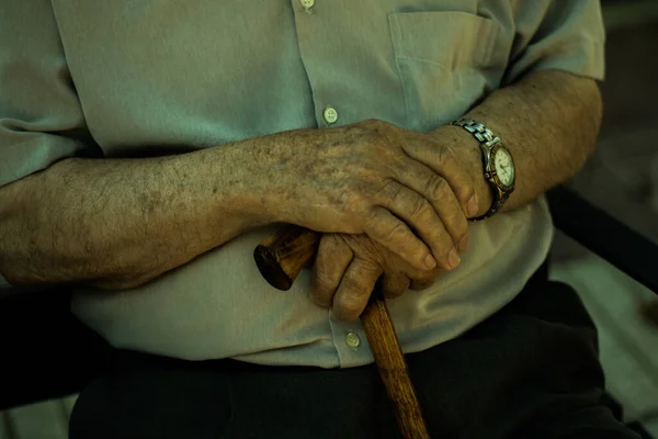 Primo Piano Anziano Maschio Seduto Una Sedia Con Mano Bastone — Foto Stock