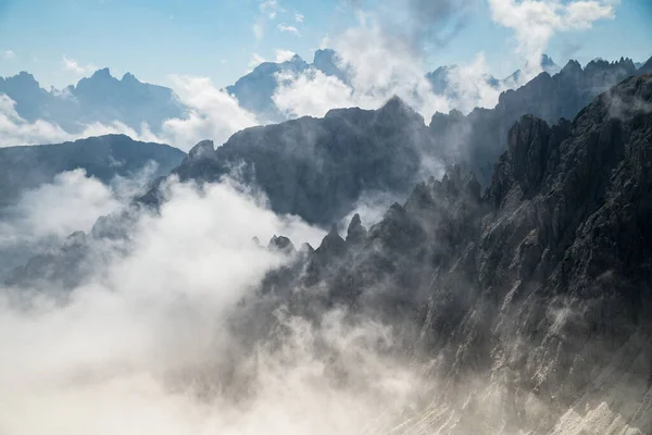 Krásný Záběr Zamlžených Hor — Stock fotografie