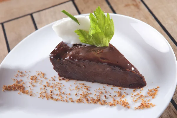 Крупный План Шоколадного Десерта Орехами Орехами Белом Фоне — стоковое фото
