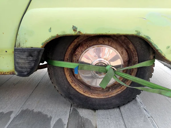 Egy Régi Zöld Karambolozott Autót Visznek Javításra Egy Teherautón — Stock Fotó