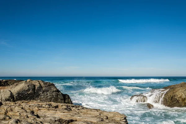 Sahilde Taşlı Mavi Bir Denizin Panoramik Görüntüsü — Stok fotoğraf