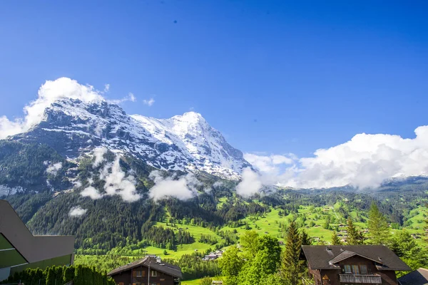 Een Prachtige Opname Van Hutten Een Vallei Onder Besneeuwde Alpen — Stockfoto