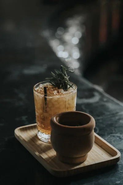 Vertikal Bild Uppfriskande Cocktail Med Rosmarin Trälåda — Stockfoto