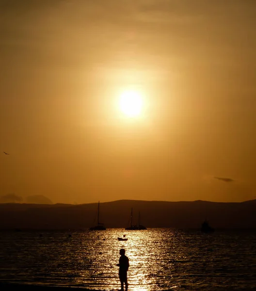 Beautiful Sunset Coastal Cliffs Silhouettes Boats Sea Man Standing Shore — Stock Photo, Image