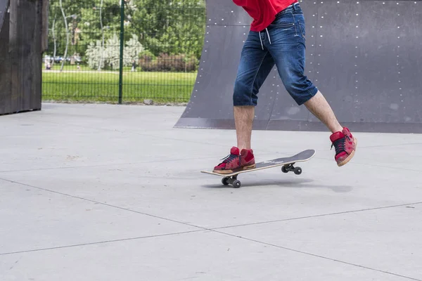 공원에서 스케이트보드를 운동화를 남자의 클로즈업 — 스톡 사진