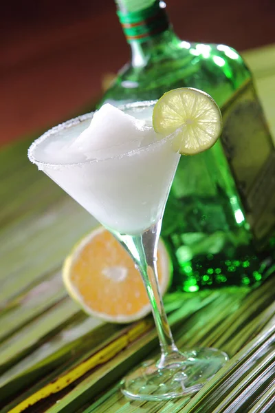 Een Verticaal Shot Van Een Margarita Cocktail Met Citroen Een — Stockfoto