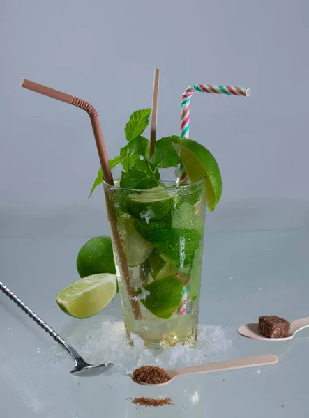 Plan Vertical Cocktail Mojito Aux Feuilles Rhum Lime Menthe Sur — Photo