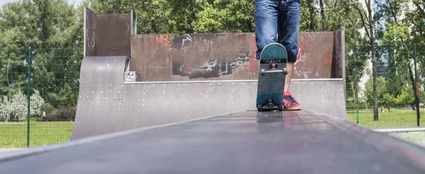 Tiro Panorâmico Jovem Caucasiano Jogar Skate — Fotografia de Stock