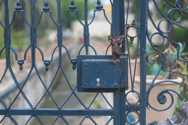 Enfoque Suave Una Vieja Puerta Metálica Con Una Cerradura Cadena — Foto de Stock