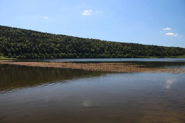 Klidné Jezero Obklopené Zelení Pod Slunnou Oblohou Lac Entonnoir Poblíž — Stock fotografie