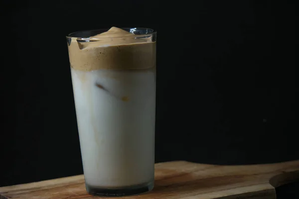 Een Closeup Van Een Romige Koffie Een Heldere Glazen Mok — Stockfoto