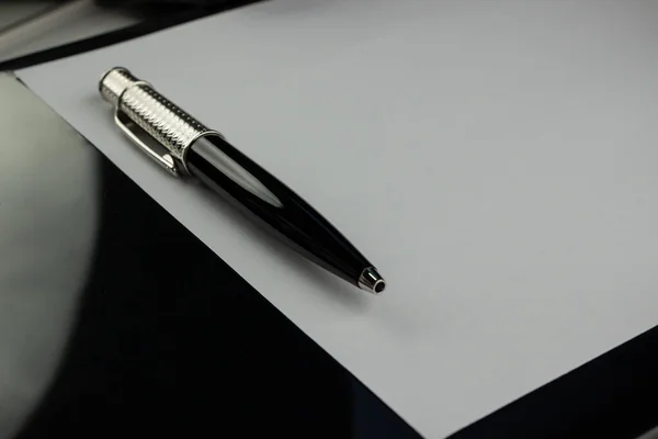 Eine Nahaufnahme Eines Schwarzen Kugelschreibers Auf Einem Weißen Tisch — Stockfoto
