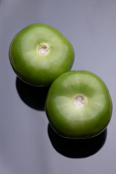Una Vista Superior Tomates Verdes Crudos Superficie Reflectante —  Fotos de Stock