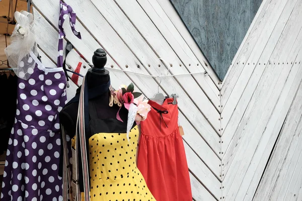 Uma Visão Manequim Com Vestidos Pontilhados Exibidos Mercado — Fotografia de Stock