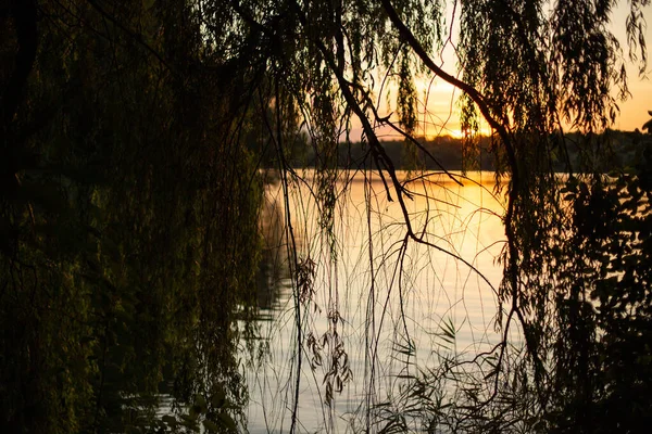 Het Meer Glimmend Onder Stralende Zonsondergang — Stockfoto