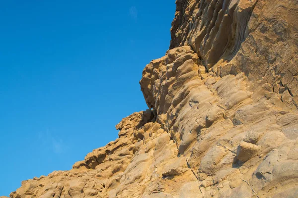 Eine Flache Aufnahme Einer Klippe Auf Blauem Himmelshintergrund — Stockfoto