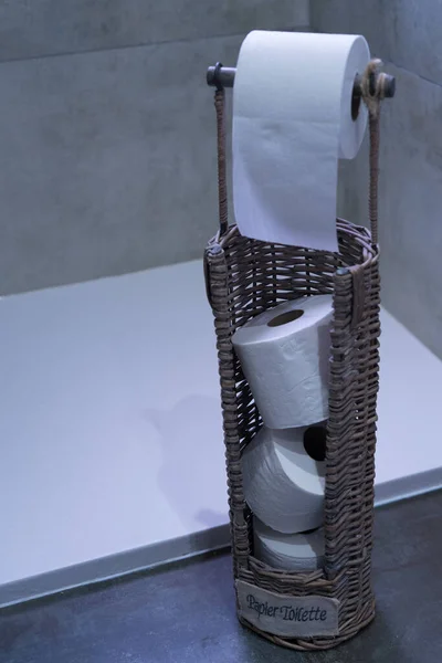 Een Verticaal Close Shot Van Toiletpapier Een Strostandaard Badkamer — Stockfoto