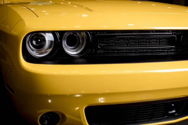 豪華な現代的な黄色の車のフロント部分のクローズアップショット — ストック写真