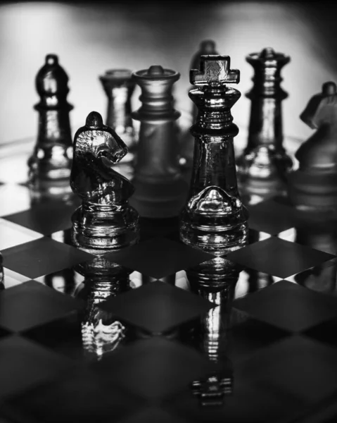 Eine Graustufen Fokusaufnahme Eines Gläsernen Schachbretts Ein Konzept Des Kampfes — Stockfoto